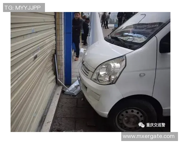 开车撞到足球引发的意外事故及其背后的安全隐患分析