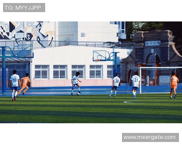 楼顶足球场的青春梦想与城市生活的碰撞